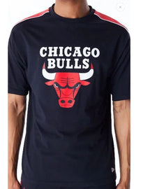 T-SHIRT NEW ERA CON BANDA ROSSA E TORO CENTRALE