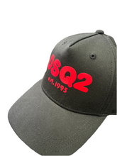 Carica l&#39;immagine nel visualizzatore di Gallery, BERRETTO DSQUARED CON INIZIALI LOGO DOPPIA ROSSA