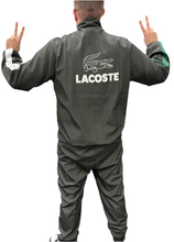 Carica l&#39;immagine nel visualizzatore di Gallery, TUTA COMPLETA LACOSTE UNISEX MICROFIBRA CON BANDE LATERALI COLORATE E LOGO GRANDE RETRO