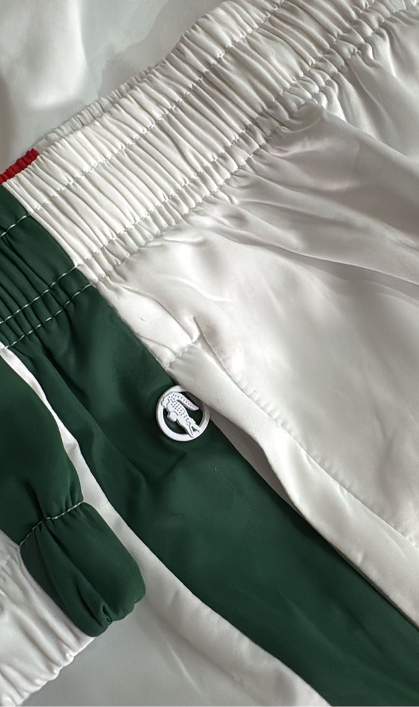 TUTA COMPLETA LACOSTE UNISEX MICROFIBRA CON BANDE LATERALI COLORATE E LOGO GRANDE RETRO