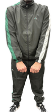 Carica l&#39;immagine nel visualizzatore di Gallery, TUTA COMPLETA LACOSTE UNISEX MICROFIBRA CON BANDE LATERALI COLORATE E LOGO GRANDE RETRO