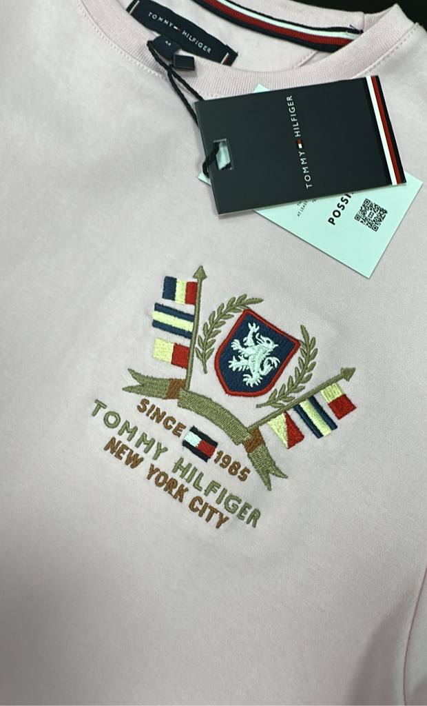 T-SHIRT TOMMY HILFIGER CONO LOGO BANDIERE E SCRITTA LATO CUORE CUCITO