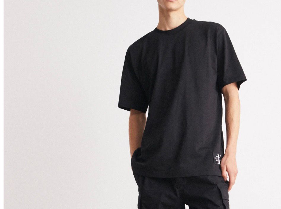 T-SHIRT CALVIN KLEIN CON TARGHETTA SUL FIANCO CUCITO