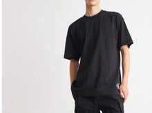 Carica l'immagine nel visualizzatore di Gallery, T-SHIRT CALVIN KLEIN CON TARGHETTA SUL FIANCO CUCITO