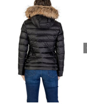 Carica l'immagine nel visualizzatore di Gallery, GIUBBINO BLAUER CON PELLICCIA E LOGO BRILLANTINATO