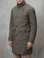 Carica l&#39;immagine nel visualizzatore di Gallery, GIUBBINO BLAUER UOMO LUNGO CON CERNIERA E BOTTONI , GIROCOLLO , E LOGO BRACCIO SCRITTA GIALLA