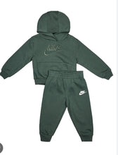 Carica l'immagine nel visualizzatore di Gallery, TUTA COMPLETA NIKE BAMBINO FELPATA CON SCRITTA CENTRALE MULTILOGO