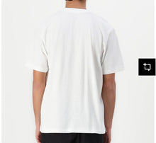 Carica l'immagine nel visualizzatore di Gallery, T-SHIRT CALVIN KLEIN CON TARGHETTA SUL FIANCO CUCITO