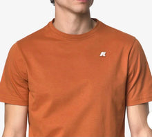 Carica l'immagine nel visualizzatore di Gallery, T-SHIRT K-WAY BASIC CON LOGO LATO CUORE GOMMA
