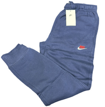 Carica l&#39;immagine nel visualizzatore di Gallery, TUTA COMPLETA NIKE UNISEX FELPATA CON CAPPUCCIO, ZIP E SCRITTA ROSSA LATO CUORE