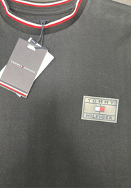 T-SHIRT TOMMY HILFIGER CON TARGHETTA GOMMA LATO CUORE