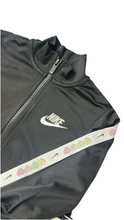 Carica l&#39;immagine nel visualizzatore di Gallery, TUTA COMPLETA NIKE CUORICINI SPALLA CON ZIP