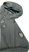 Carica l&#39;immagine nel visualizzatore di Gallery, GIUBBINO BLAUER UOMO PIUMINO LISCIO CON CAPPUCIO TASCHE TRASVERSALI LOGO BRACCIO VERDE MILITARE