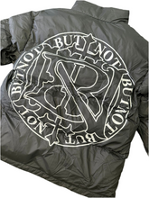 Carica l&#39;immagine nel visualizzatore di Gallery, GIUBBINO BUTNOT UOMO PIUMINO GIROCOLLO CON LOGO CETRALE DIETRO