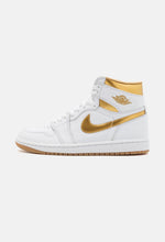 Carica l&#39;immagine nel visualizzatore di Gallery, SCARPA AIR JORDAN1 RETRO HI OG BIANCO ORO