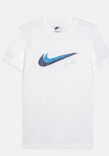 Carica l&#39;immagine nel visualizzatore di Gallery, T-SHIRT NIKE CON LOGO CENTRALE CELESTE SFUMATO