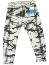 Carica l&#39;immagine nel visualizzatore di Gallery, JEANS CIANOTIC UOMO FIT CON SFUMATURA GAMBA COLOR SABBIA E SCHIZZI COLORATI