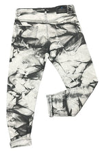Carica l&#39;immagine nel visualizzatore di Gallery, JEANS CIANOTIC UOMO FIT CON SFUMATURA GAMBA COLOR SABBIA E SCHIZZI COLORATI