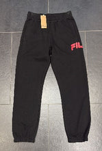 Carica l'immagine nel visualizzatore di Gallery, TUTA COMPLETA FILA CON SCRITTA ROSSA GIROCOLLO