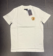 Carica l'immagine nel visualizzatore di Gallery, T-SHIRT TOMMY HILFIGER BASIC CON LOFO CUCITO LATO CUORE