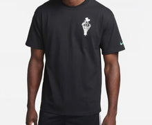 Carica l'immagine nel visualizzatore di Gallery, T-SHIRT NIKE CON LOGO CANESTRO LATO CUORE E SCRITTA RETRO GRANDE