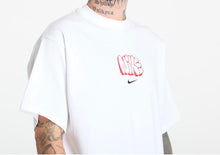 Carica l'immagine nel visualizzatore di Gallery, T-SHIRT NIKE CON SCRITTA CENTRALE E RETRO DOPPIA ROSSA