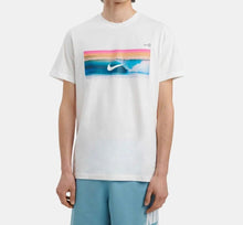 Carica l'immagine nel visualizzatore di Gallery, T-SHIRT NIKE CON LOGO CENTRALE PANORAMA TRAMONTO E CIELO