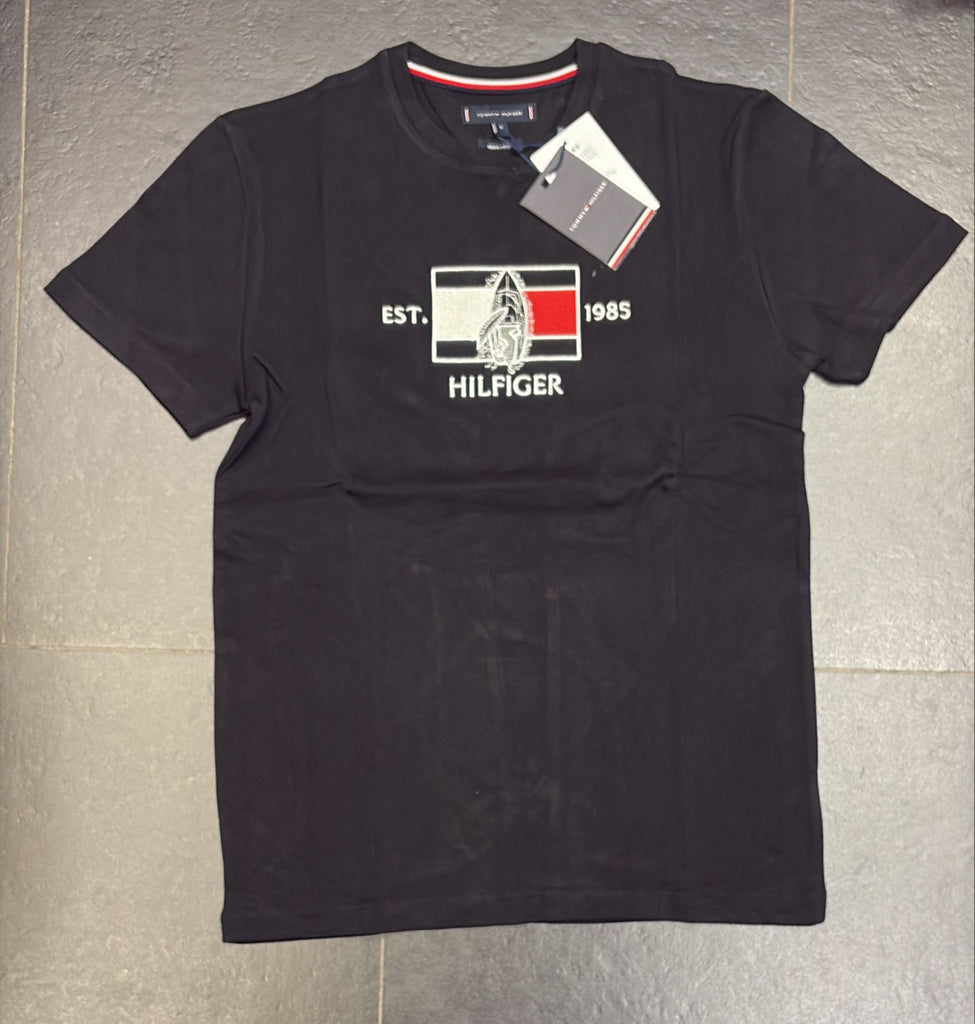 T-SHIRT TOMMY HILFIGER CON LOGO CENTRALE BARCA CUCITO