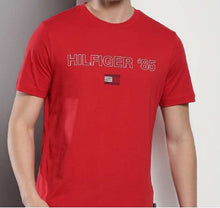 Carica l'immagine nel visualizzatore di Gallery, T-SHIRT TOMMY HILFIGER CON SCRITTA CENTRALE