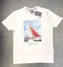 Carica l'immagine nel visualizzatore di Gallery, T-SHIRT TOMMY HILFIGER CON BARCA CENTRALE STAMPATA