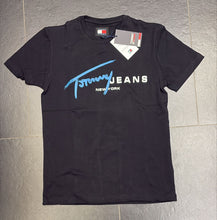 Carica l'immagine nel visualizzatore di Gallery, T-SHIRT TOMMY HILFIGER CON SCRITTA CORSIVO BLU