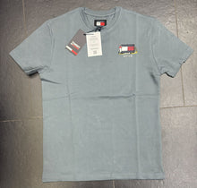 Carica l'immagine nel visualizzatore di Gallery, T-SHIRT TOMMY HILFIGER LOGO UOMO STAMPATO LATO CUORE