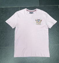 Carica l'immagine nel visualizzatore di Gallery, T-SHIRT TOMMY HILFIGER CONO LOGO BANDIERE E SCRITTA LATO CUORE CUCITO