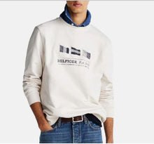 Carica l'immagine nel visualizzatore di Gallery, FELPA TOMMY HILFIGER CON LOGO CENTRALE BANDIERE CUCITO