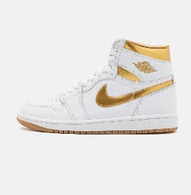 Carica l'immagine nel visualizzatore di Gallery, SCARPA AIR JORDAN1 RETRO HI OG BIANCO ORO