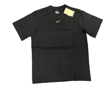 Carica l'immagine nel visualizzatore di Gallery, T-SHIRT NIKE BASIC CON LOGO CENTRALE CUCITO
