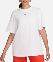 Carica l'immagine nel visualizzatore di Gallery, T-SHIRT NIKE BASIC CON LOGO CENTRALE CUCITO