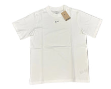 Carica l'immagine nel visualizzatore di Gallery, T-SHIRT NIKE BASIC CON LOGO CENTRALE CUCITO
