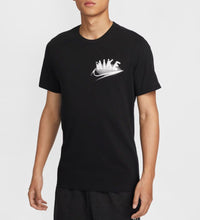 Carica l'immagine nel visualizzatore di Gallery, T-SHIRT NIKE CON LOGO LATO CUORE STRISCIATO