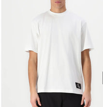 Carica l'immagine nel visualizzatore di Gallery, T-SHIRT CALVIN KLEIN CON TARGHETTA SUL FIANCO CUCITO