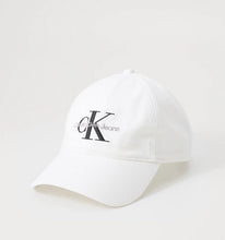 Carica l'immagine nel visualizzatore di Gallery, CAPPELLO CALVIN KLEIN CON SCRITTA E LOGO CUCITO