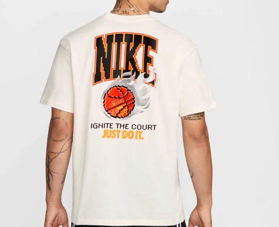 T-SHIRT NIKE CON LOGO PALLA INFUOCATA LATO CUORE E SCRITTA E DISEGNO RETRO