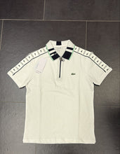 Carica l'immagine nel visualizzatore di Gallery, POLO LACOSTE CON COLLETTO VERDE E LOGO MANICA