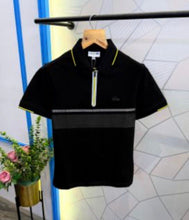 Carica l'immagine nel visualizzatore di Gallery, POLO LACOSTE CON BORDINO CENTRALE ARGENTO E RIGA COLLETTO GIALLO E CERNIERA