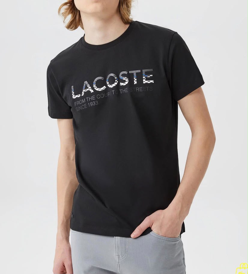 T-SHIRT LACOSTE CON SCRITTA TRATTEGGIATA COLORATA CENTRALE