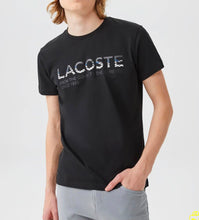 Carica l'immagine nel visualizzatore di Gallery, T-SHIRT LACOSTE CON SCRITTA TRATTEGGIATA COLORATA CENTRALE