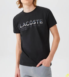 T-SHIRT LACOSTE CON SCRITTA TRATTEGGIATA COLORATA CENTRALE