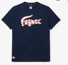 Carica l'immagine nel visualizzatore di Gallery, T-SHIRT LACOSTE CON SCRITTA CENTRALE STILE COCCODRILLO