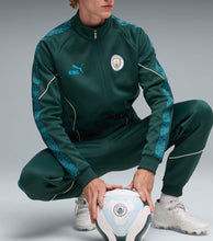 Carica l'immagine nel visualizzatore di Gallery, TUTA COMPLETA MANCHESTER CITY CON BANDA CELESTE