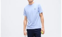 Carica l'immagine nel visualizzatore di Gallery, T-SHIRT LACOSTE CON LOGO LATO CUORE E PORTA E SCRITTA RETRO